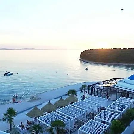 劳勒斯i号别墅公寓 *